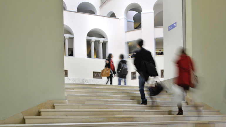 Studierende laufen eine Treppe hinauf