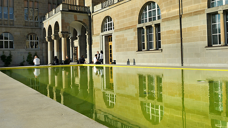 Der Pool neben dem Hauptgebäude der U Z H