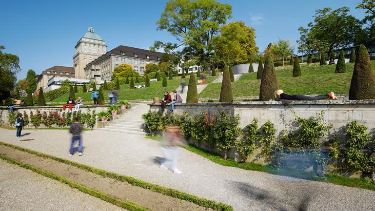 Studierende laufen durch den Rechberggarten