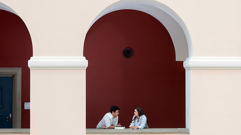 Two students are talking in the Lichthof 